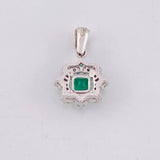 Dije Cuadro Bordeado Esmeraldas 36pts Diamantes 10pts 1.3g / 1.6cm Oro Amarillo 18K