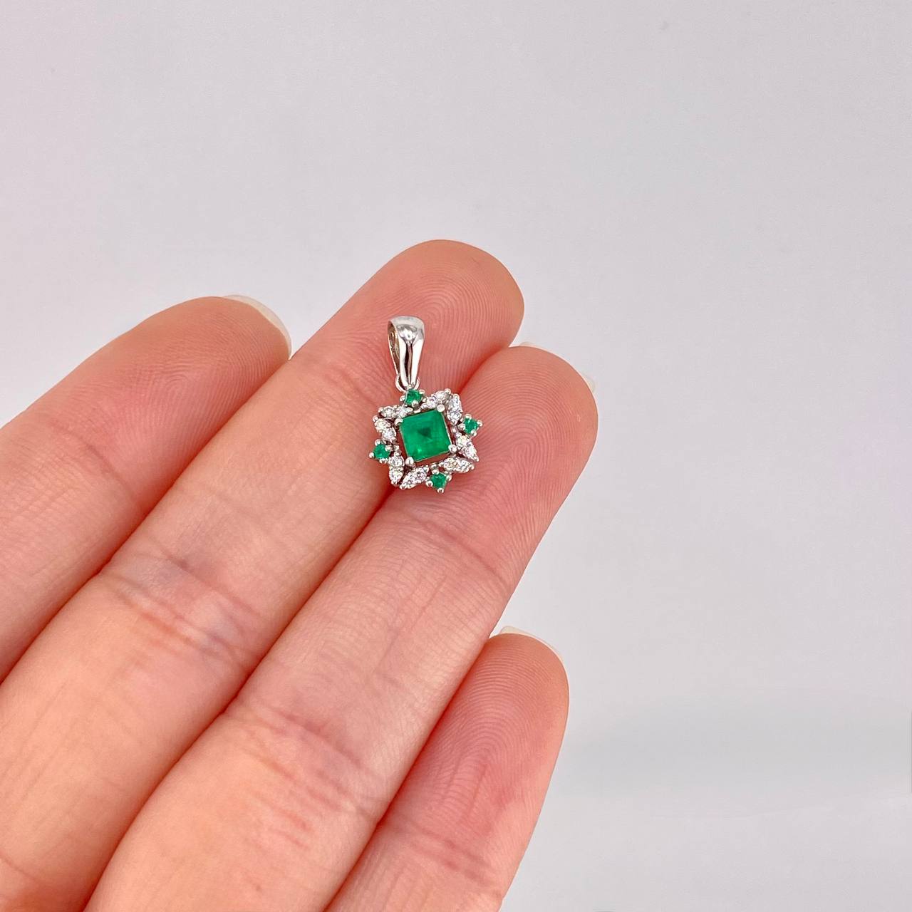 Dije Cuadro Bordeado Esmeraldas 36pts Diamantes 10pts 1.3g / 1.6cm Oro Amarillo 18K