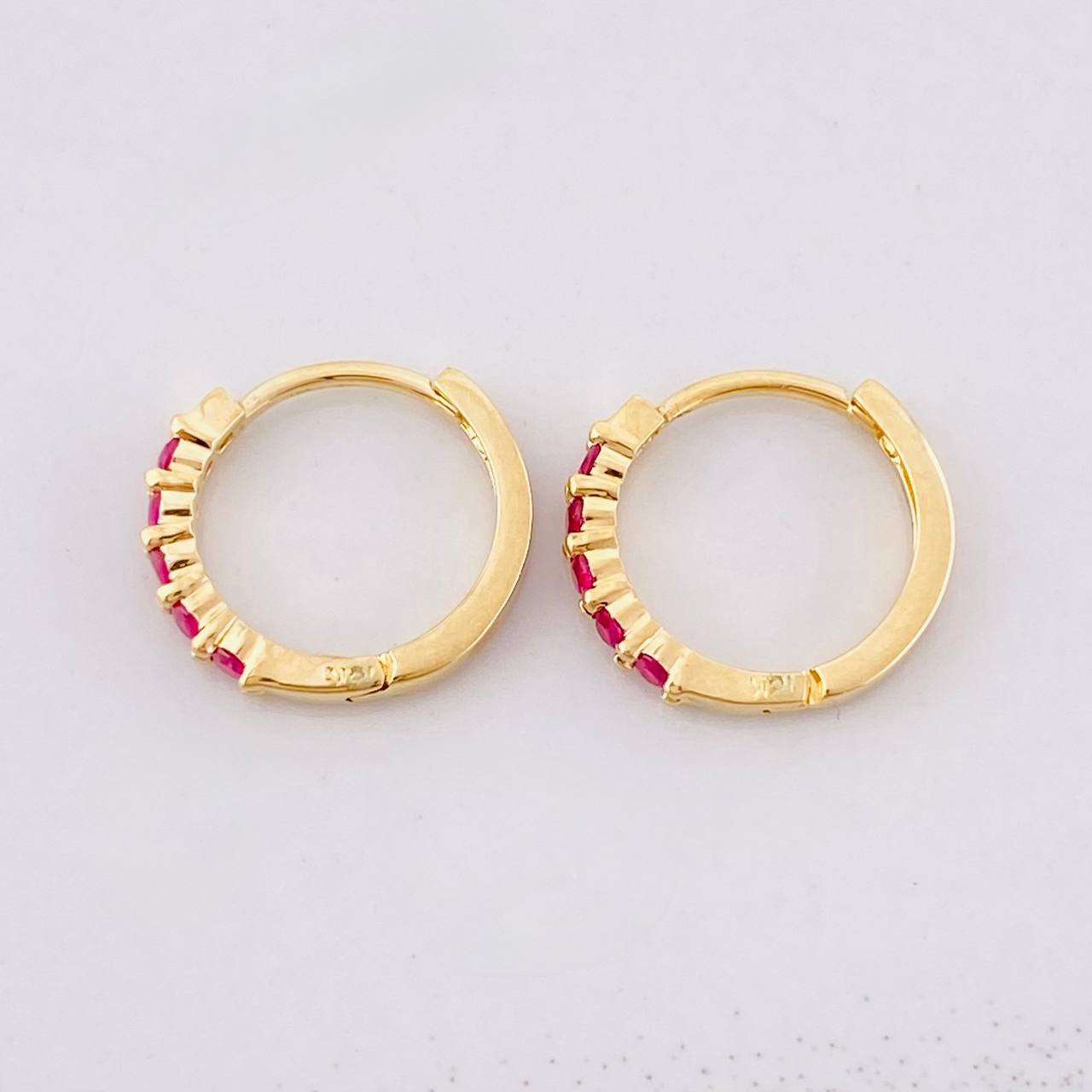 Candongas Medio Carril Rubíes 30pts 1.5g / 1.1cm Oro Amarillo 18K
