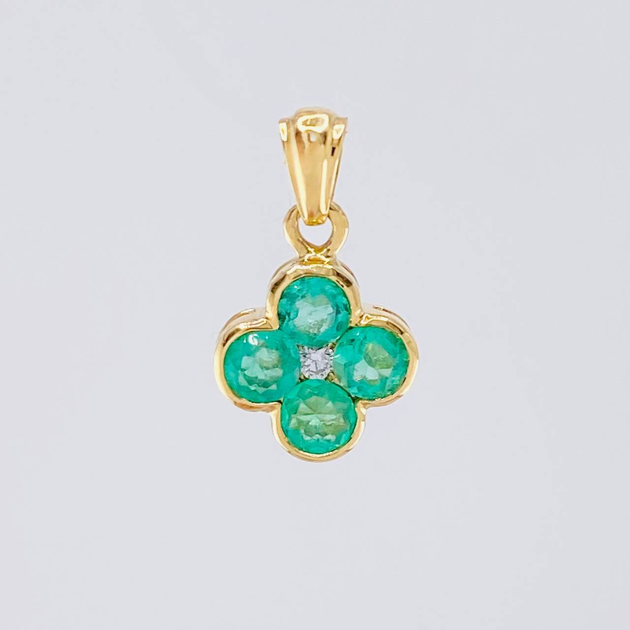 Dije Flor Esmeraldas 56pts Diamante 3pts 1.25g / 1.5cm Oro Amarillo 18K