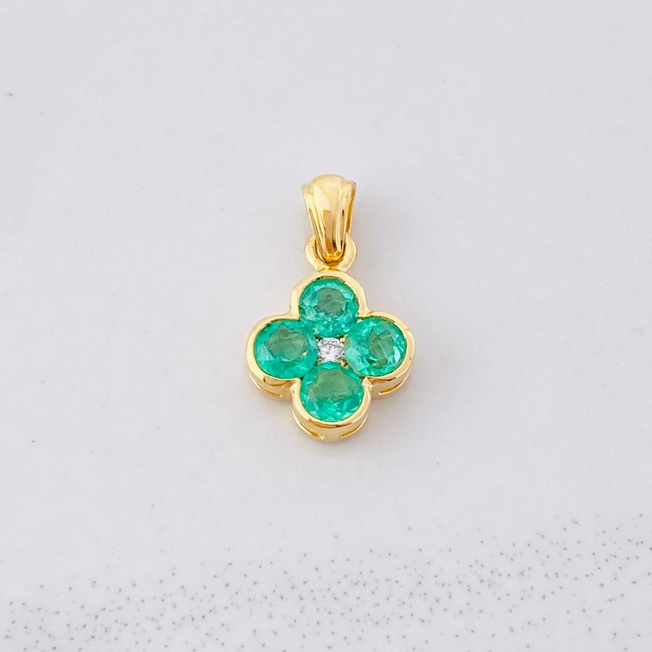 Dije Flor Esmeraldas 56pts Diamante 3pts 1.25g / 1.5cm Oro Amarillo 18K
