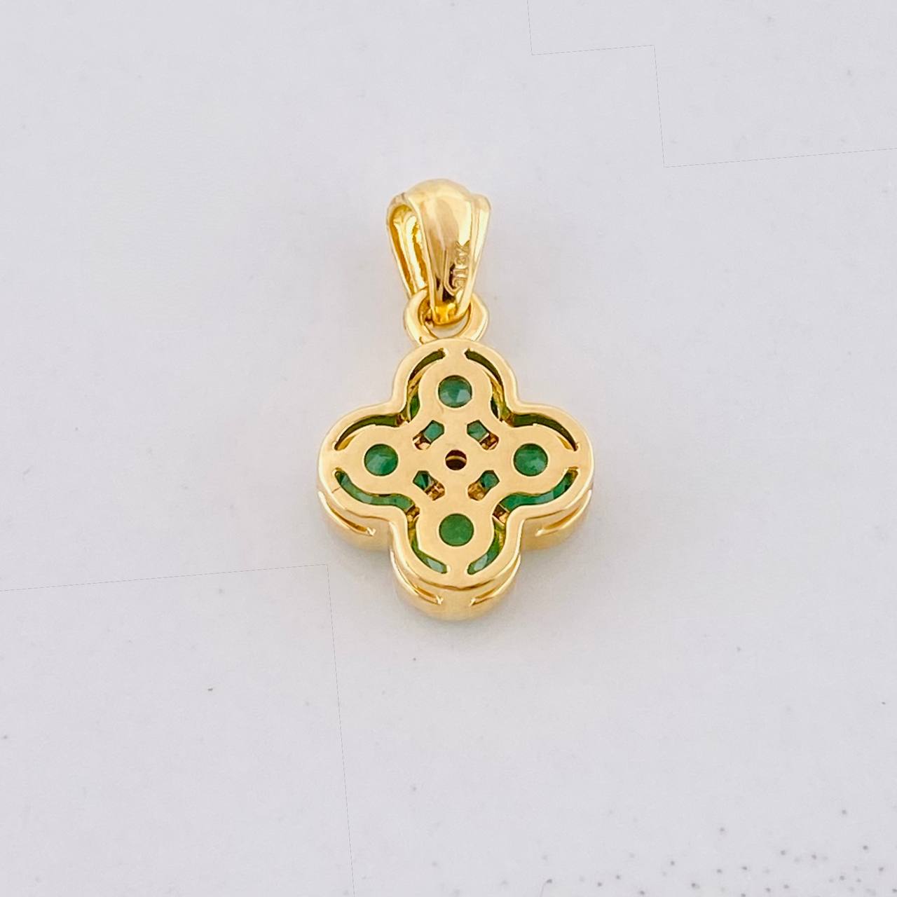 Dije Flor Esmeraldas 56pts Diamante 3pts 1.25g / 1.5cm Oro Amarillo 18K