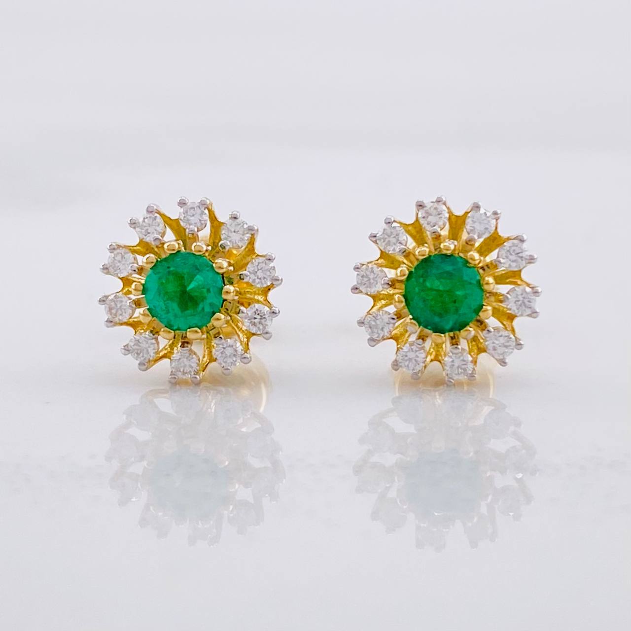 Topos Flor Tupida Esmeralda 36pts Diamantes 24pts 2.1g / 8.8mm Oro Amarillo 18K