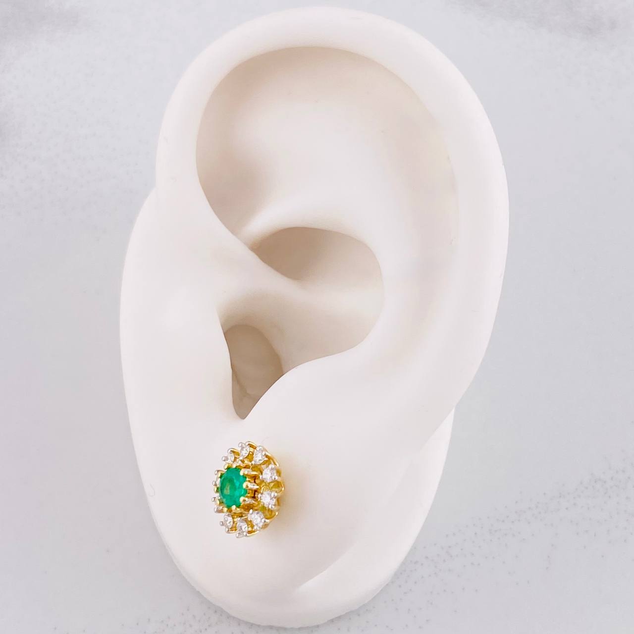 Topos Flor Tupida Esmeralda 36pts Diamantes 24pts 2.1g / 8.8mm Oro Amarillo 18K