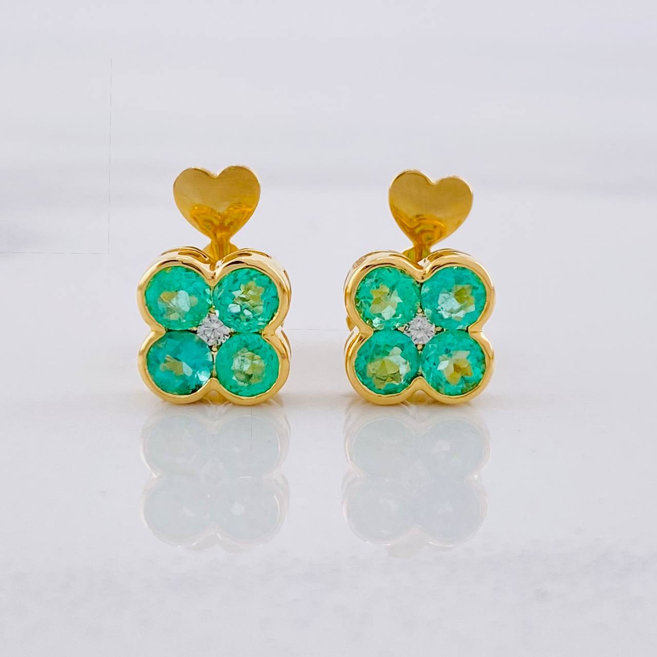 Topos Flor Esmeraldas 1.12pts Diamantes 6pts 3.4g / 8mm Oro Amarillo 18K