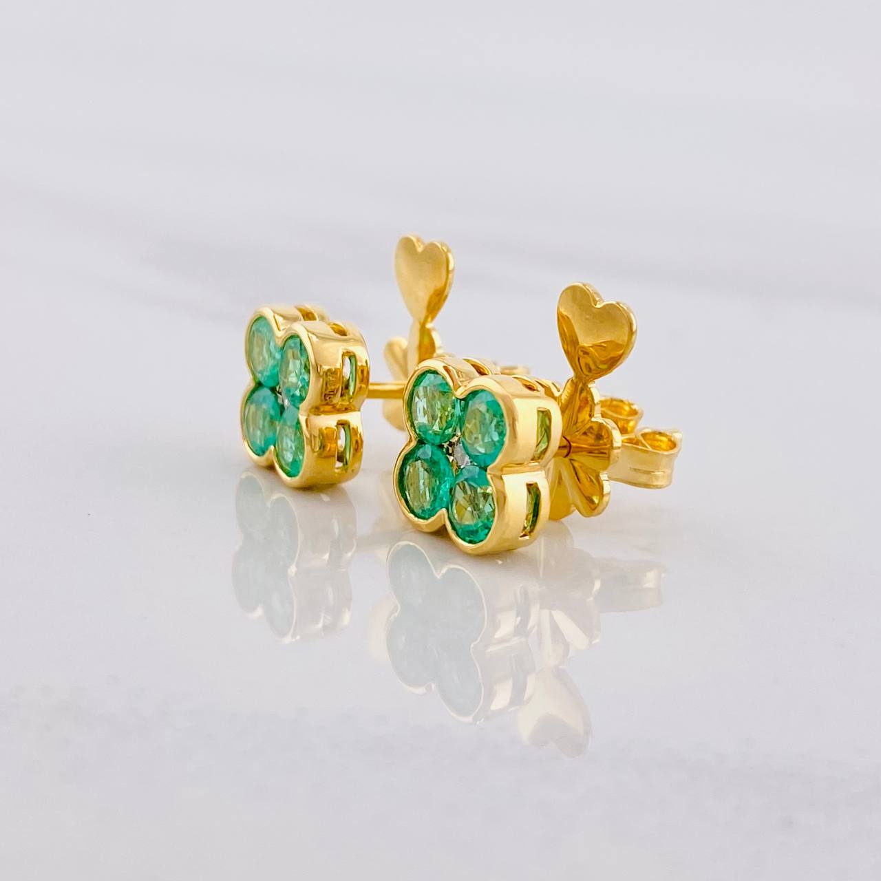Topos Flor Esmeraldas 1.12pts Diamantes 6pts 3.4g / 8mm Oro Amarillo 18K