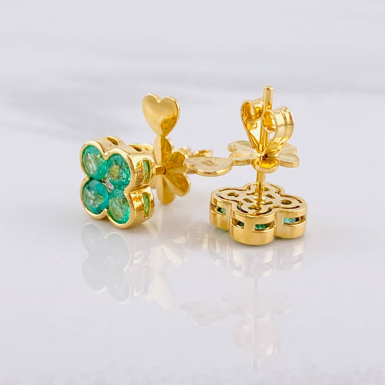 Topos Flor Esmeraldas 1.12pts Diamantes 6pts 3.4g / 8mm Oro Amarillo 18K