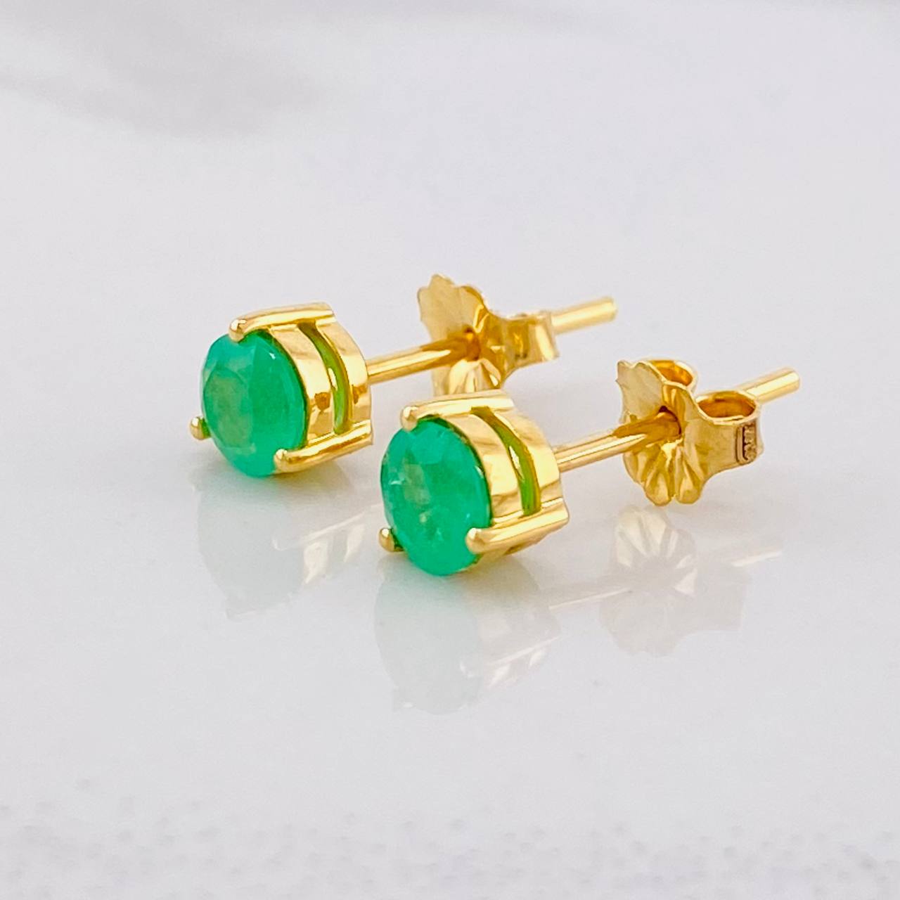 Topos Circulo Esmeralda 80pts 1.45g / 5.3mm Oro Amarillo 18K