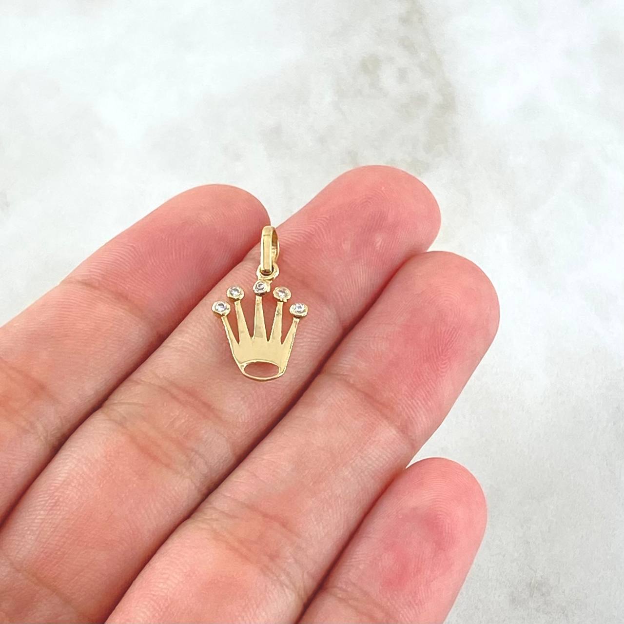 Dije Corona Silueta 0.75gr / 2cm / Circones Blancos Oro Amarillo 18K ©