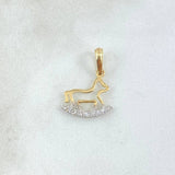 Dije Silueta de Perro 0.85gr / 2cm / Circones Blancos Oro Amarillo 18K ©