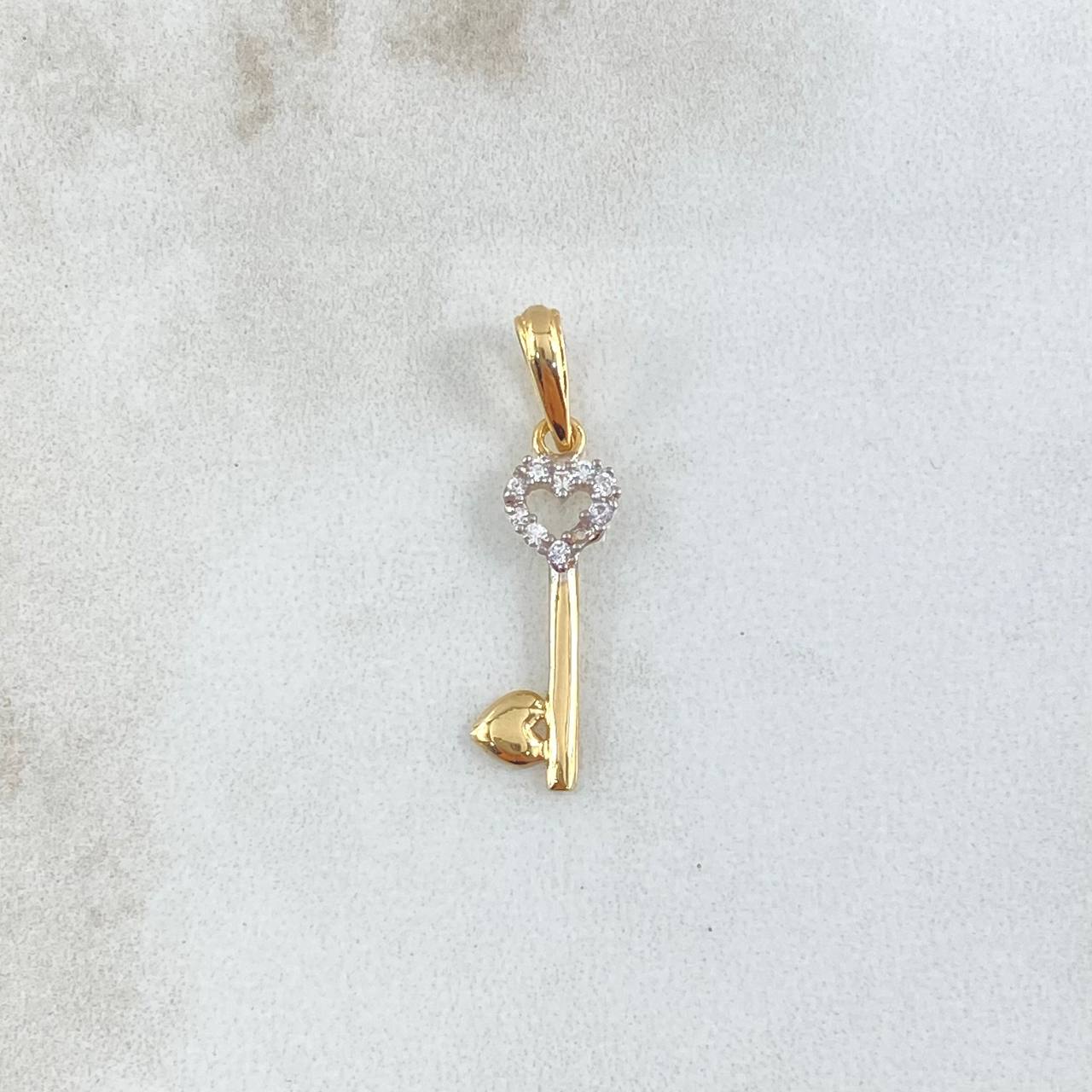 Dije Llave de Corazónes 0.65gr / 2.7cm / Circones Blancos Oro Amarillo 18K ©