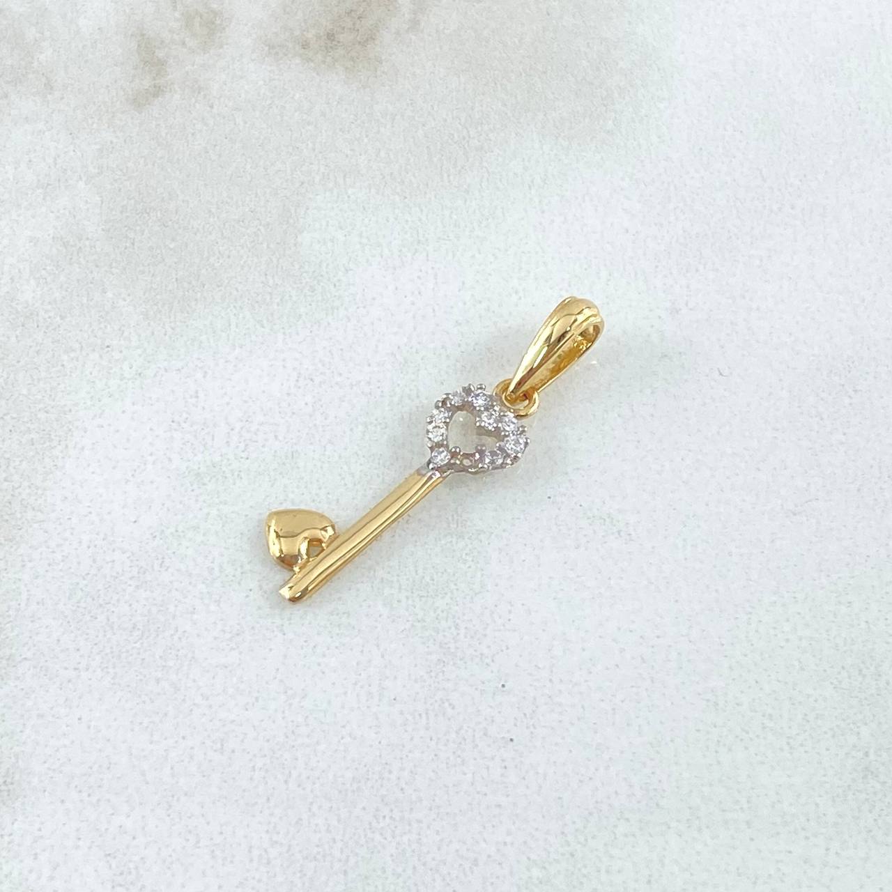 Dije Llave de Corazónes 0.65gr / 2.7cm / Circones Blancos Oro Amarillo 18K ©