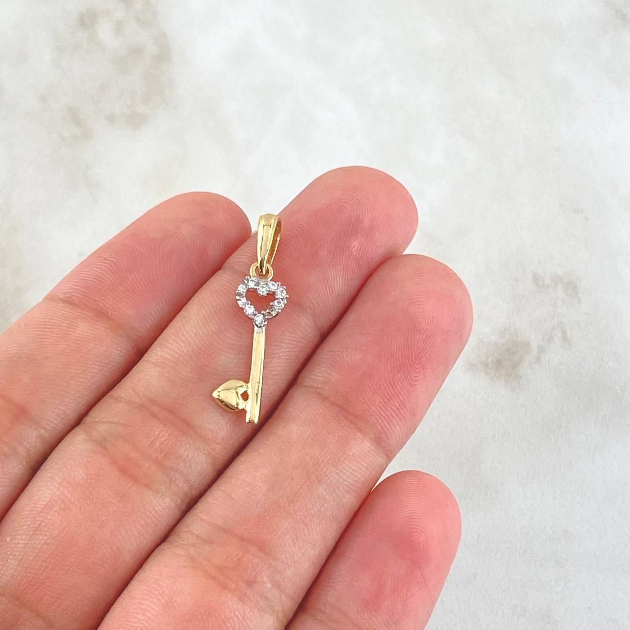 Dije Llave de Corazónes 0.65gr / 2.7cm / Circones Blancos Oro Amarillo 18K ©