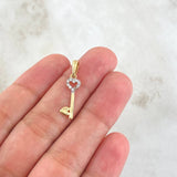 Dije Llave de Corazónes 0.65gr / 2.7cm / Circones Blancos Oro Amarillo 18K ©