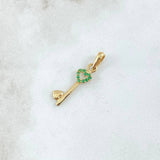 Dije Llave de Corazónes 0.75gr / 2.7cm / Circones Verdes Oro Amarillo 18K ©