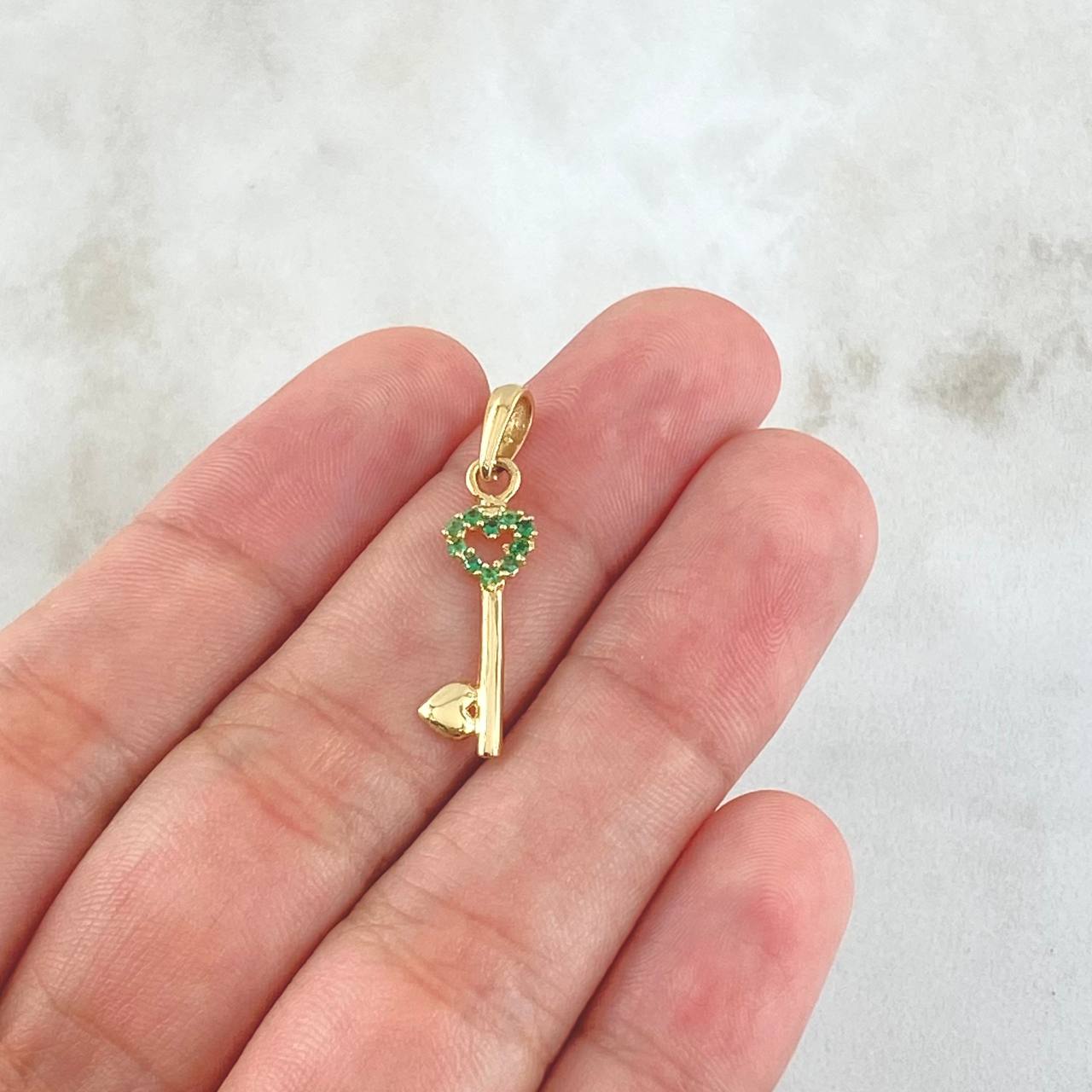 Dije Llave de Corazónes 0.75gr / 2.7cm / Circones Verdes Oro Amarillo 18K ©