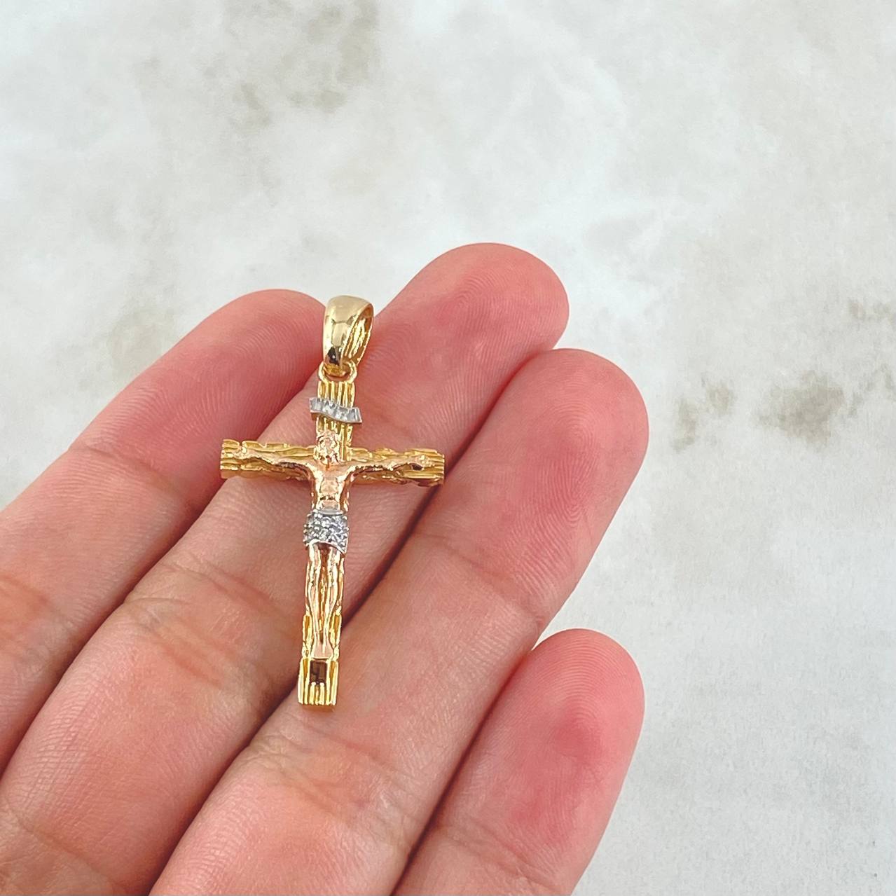 Dije Cruz Cristo de Madera 4.2gr / 3.8cm / Circones Blancos Tres Oros 18K ©