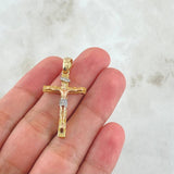 Dije Cruz Cristo de Madera 4.2gr / 3.8cm / Circones Blancos Tres Oros 18K ©