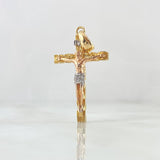 Dije Cruz Cristo de Madera 4.2gr / 3.8cm / Circones Blancos Tres Oros 18K ©