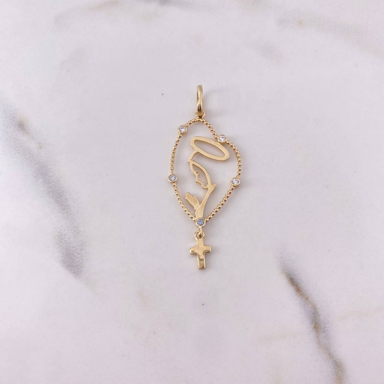 Dije Rosario Virgen Maria 1.4gr / 4.1cm / Circones Blancos Oro Amarillo 18K $
