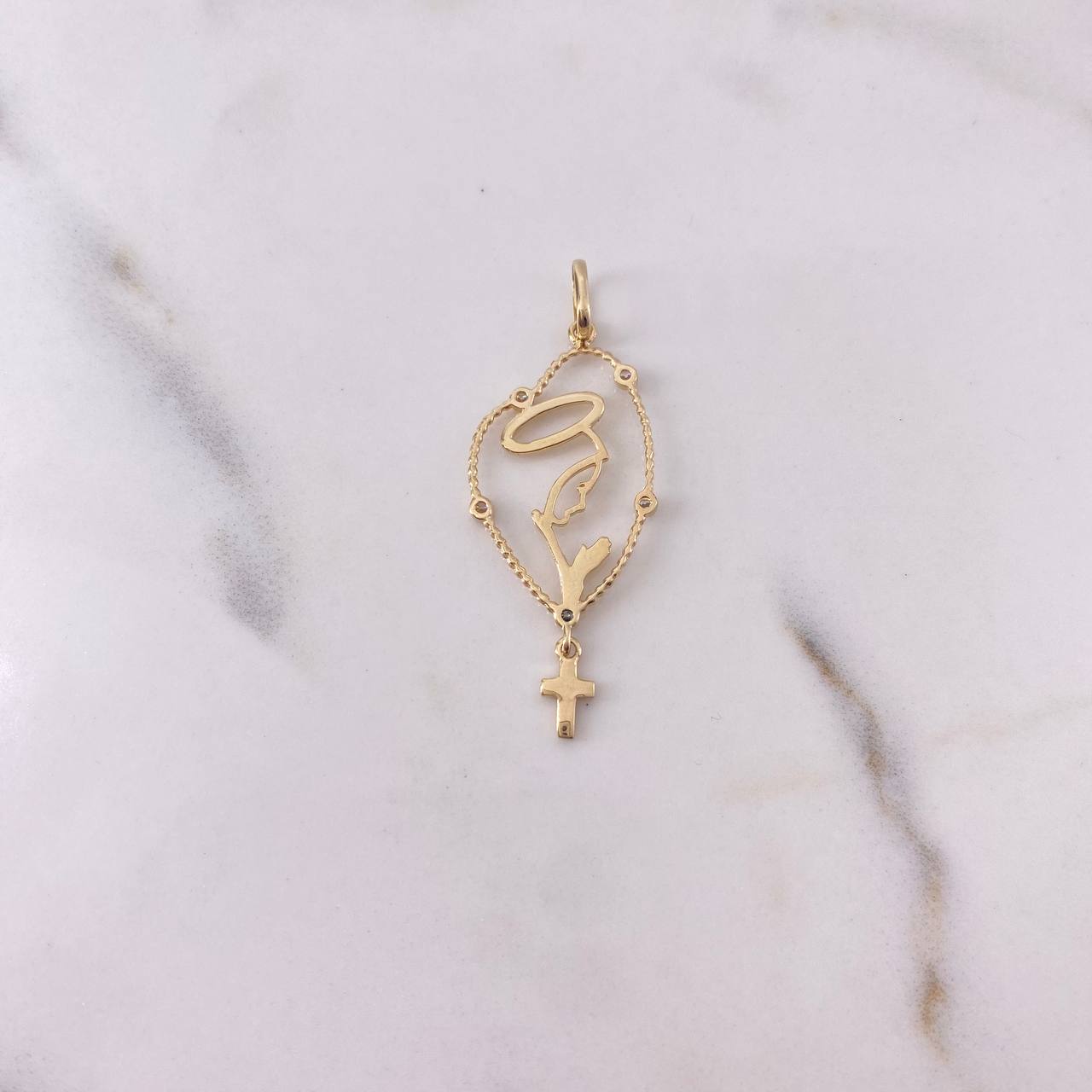 Dije Rosario Virgen Maria 1.4gr / 4.1cm / Circones Blancos Oro Amarillo 18K $