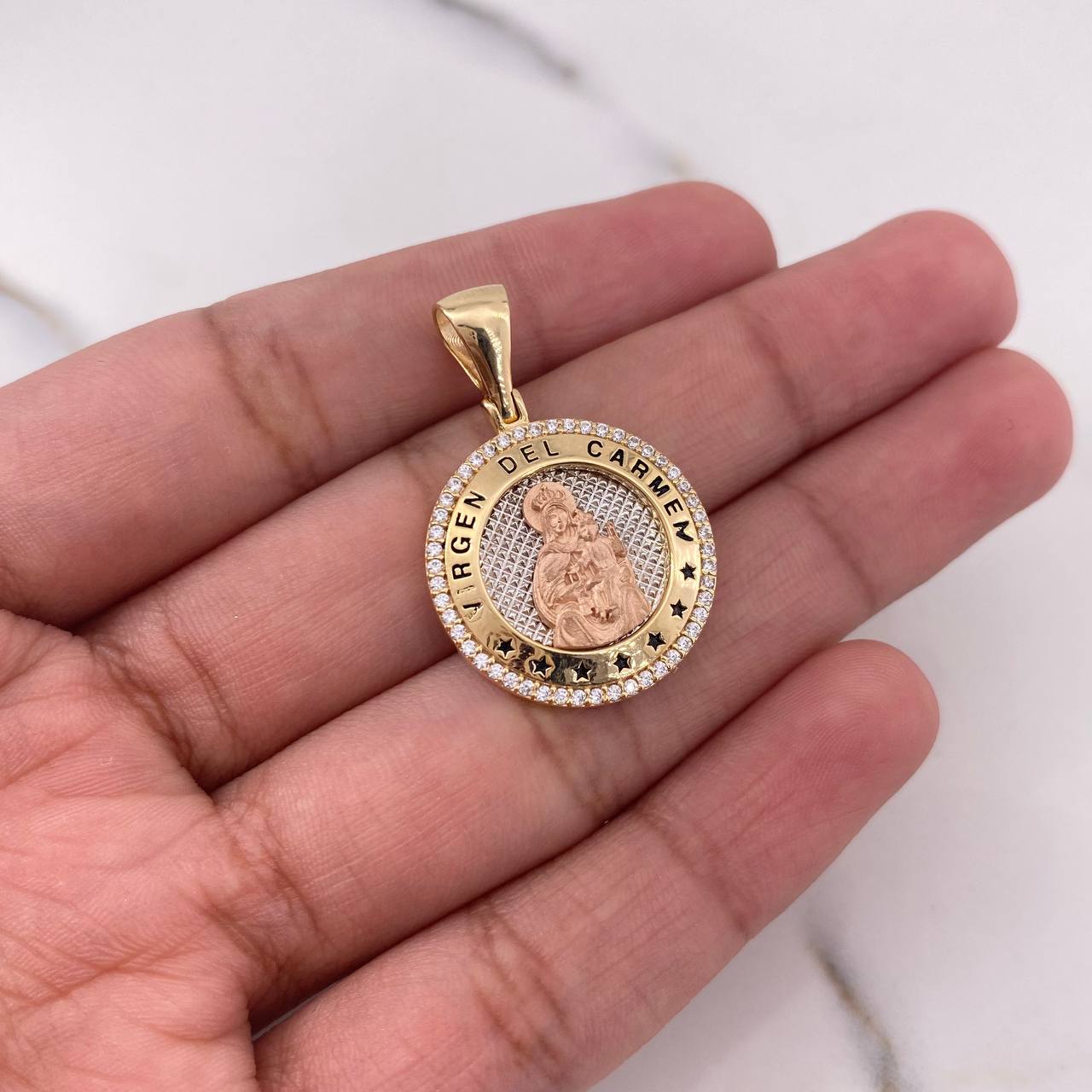 Dije Medalla Virgen Del Carmen 4.5gr / 3cm / Circones Blancos Tres Oros 18K $
