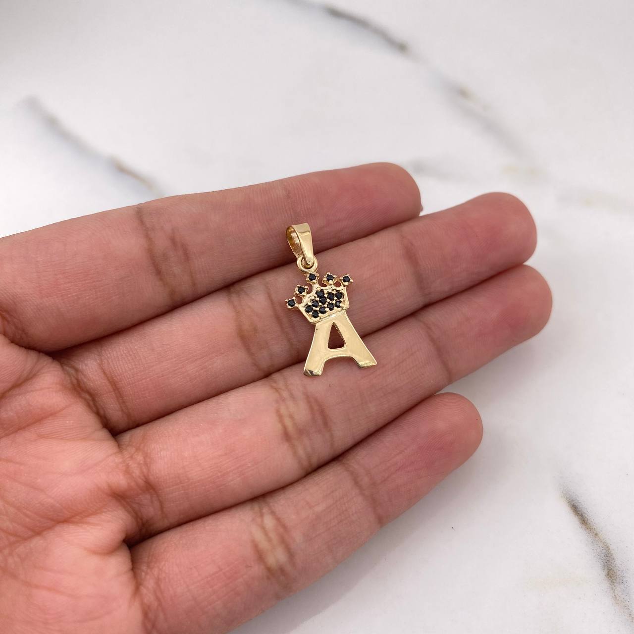 Dije Letra A Corona 1.05gr / 2.3cm / Circones Negros Oro Amarillo 18K $