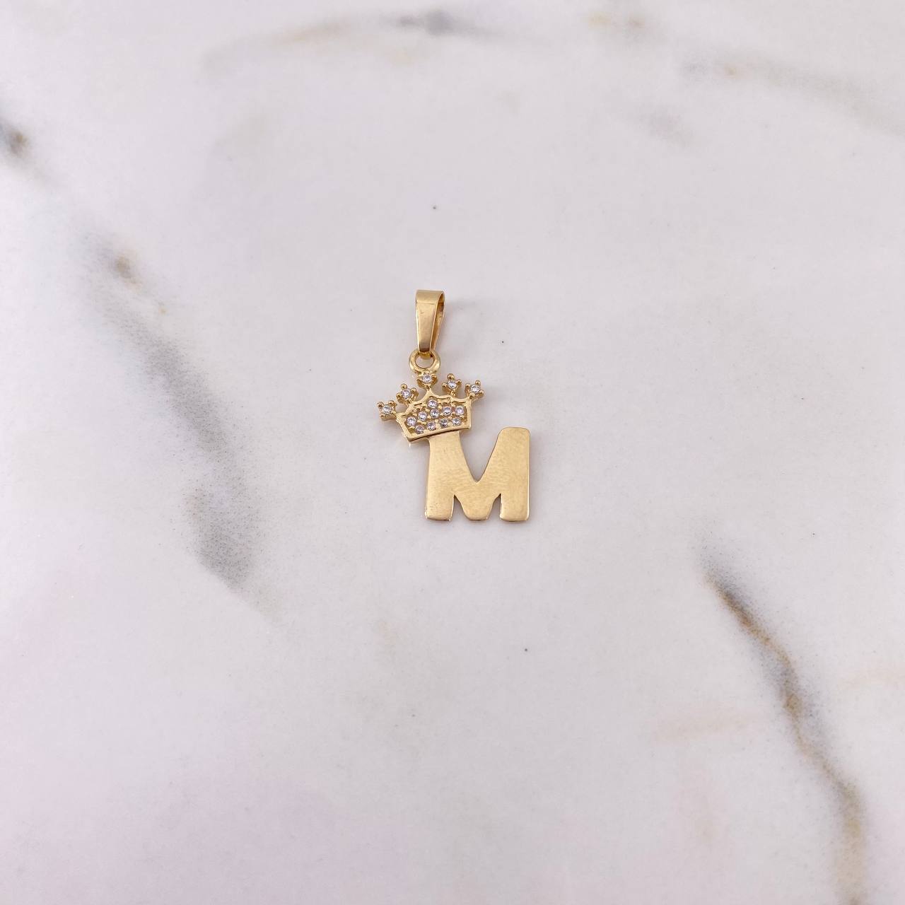 Dije Letra M Corona 1.15gr / 2.6cm / Circones Blancos Oro Amarillo 18K $