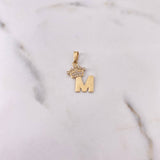 Dije Letra M Corona 1.15gr / 2.6cm / Circones Blancos Oro Amarillo 18K $