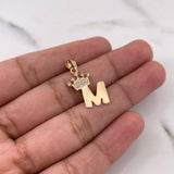 Dije Letra M Corona 1.15gr / 2.6cm / Circones Blancos Oro Amarillo 18K $