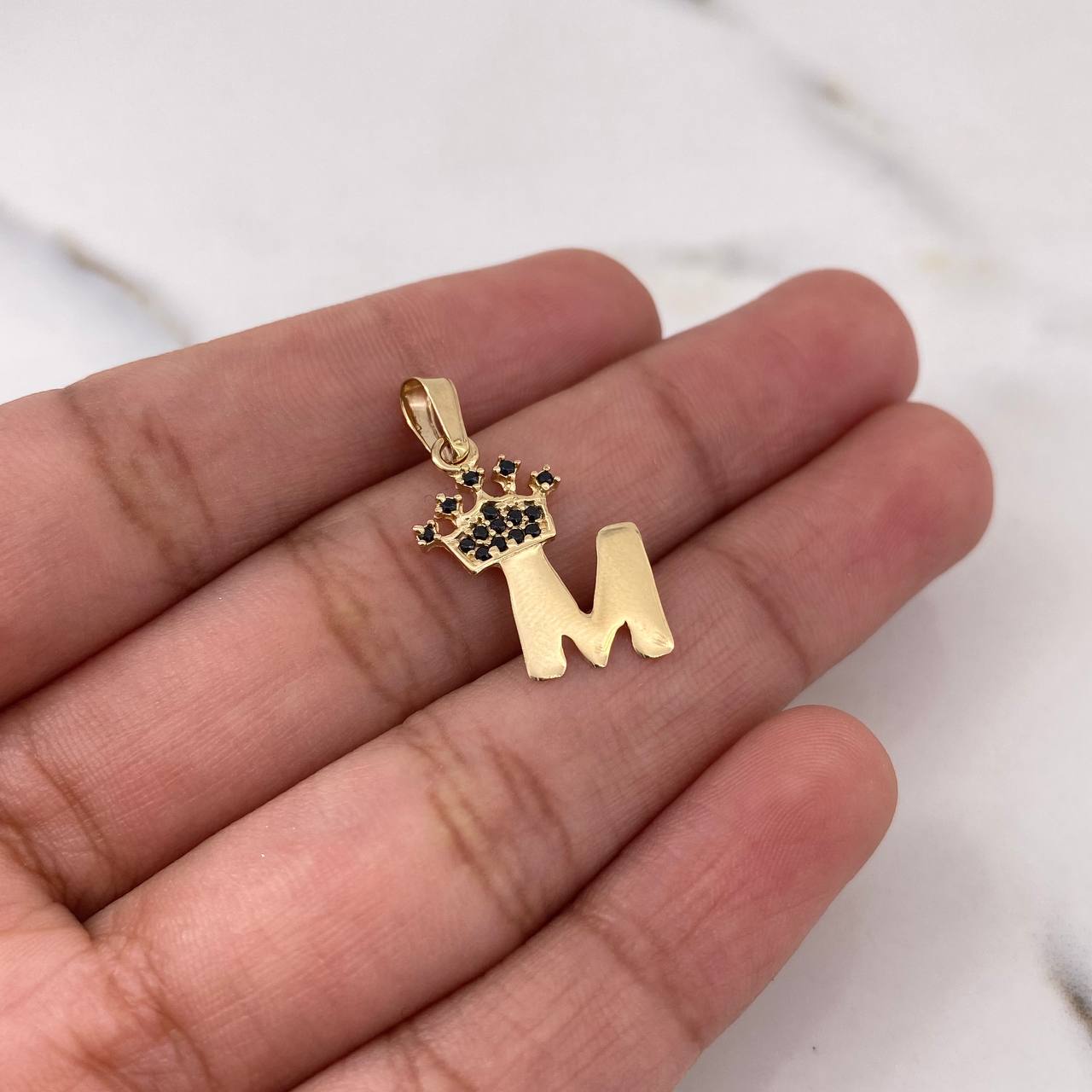 Dije Letra M Corona 1.1gr / 2.5cm / Circones Negros Oro Amarillo 18K $