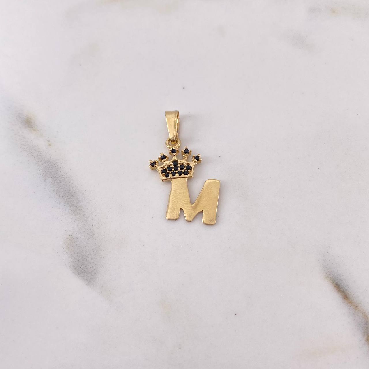 Dije Letra M Corona 1.1gr / 2.5cm / Circones Negros Oro Amarillo 18K $