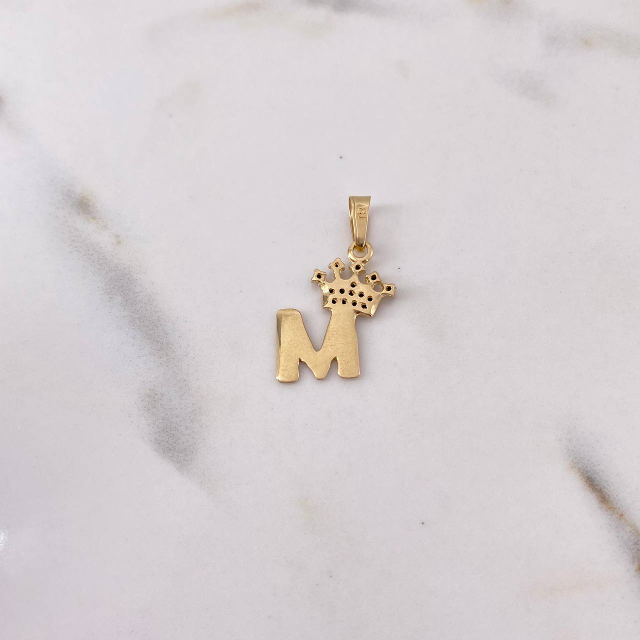 Dije Letra M Corona 1.1gr / 2.5cm / Circones Negros Oro Amarillo 18K $