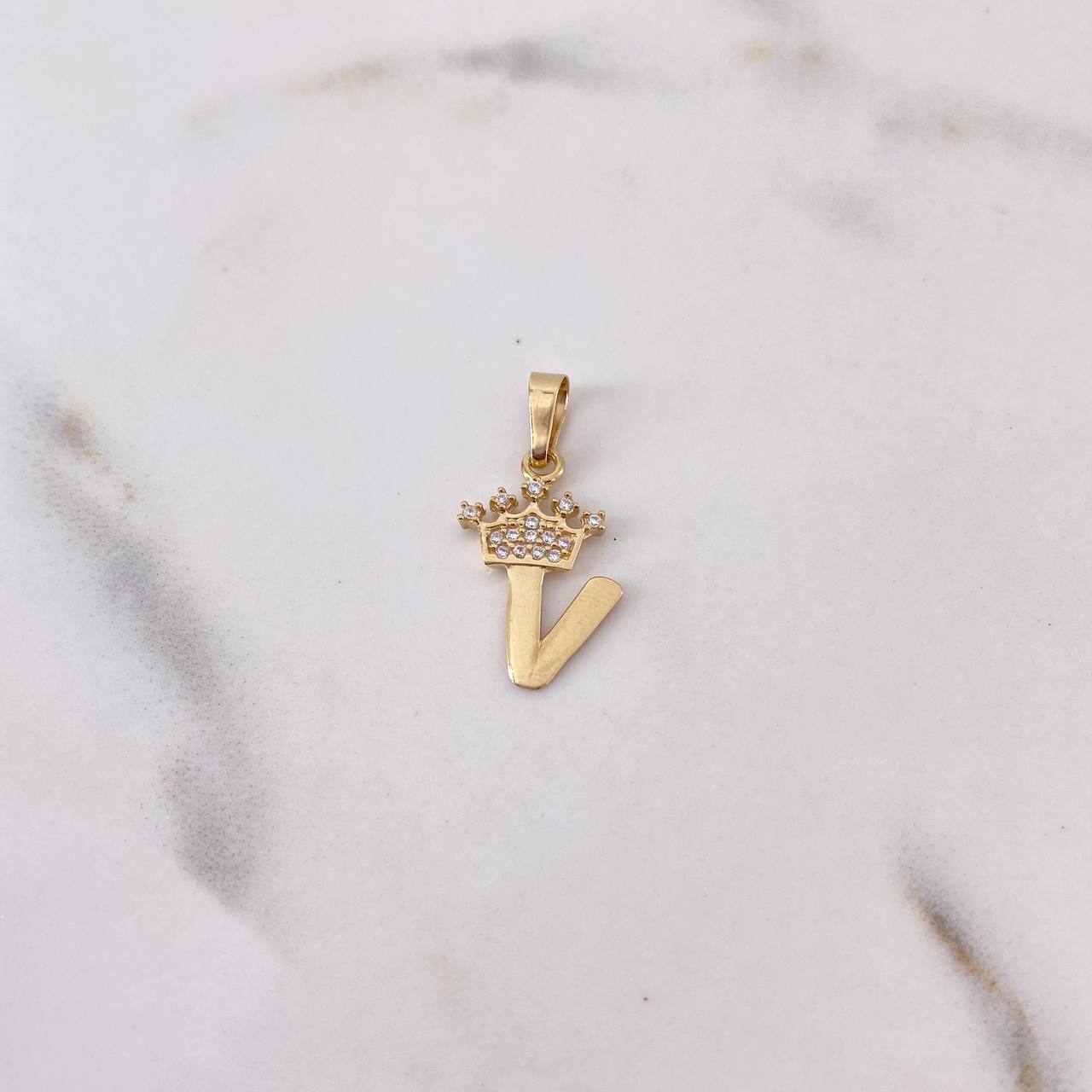 Dije Letra V Corona 1gr / 2.3cm / Circones Blancos Oro Amarillo 18K $