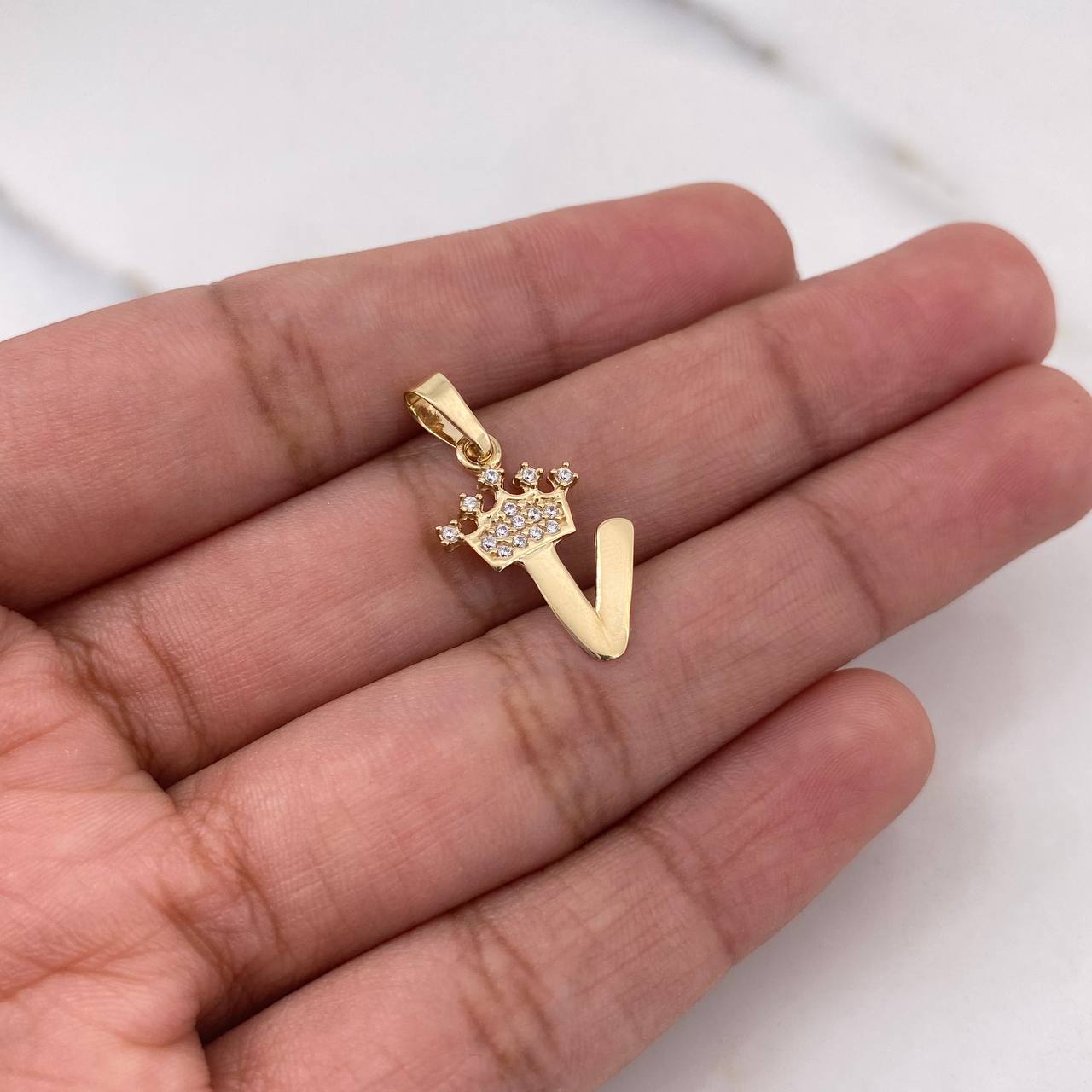 Dije Letra V Corona 1gr / 2.3cm / Circones Blancos Oro Amarillo 18K $
