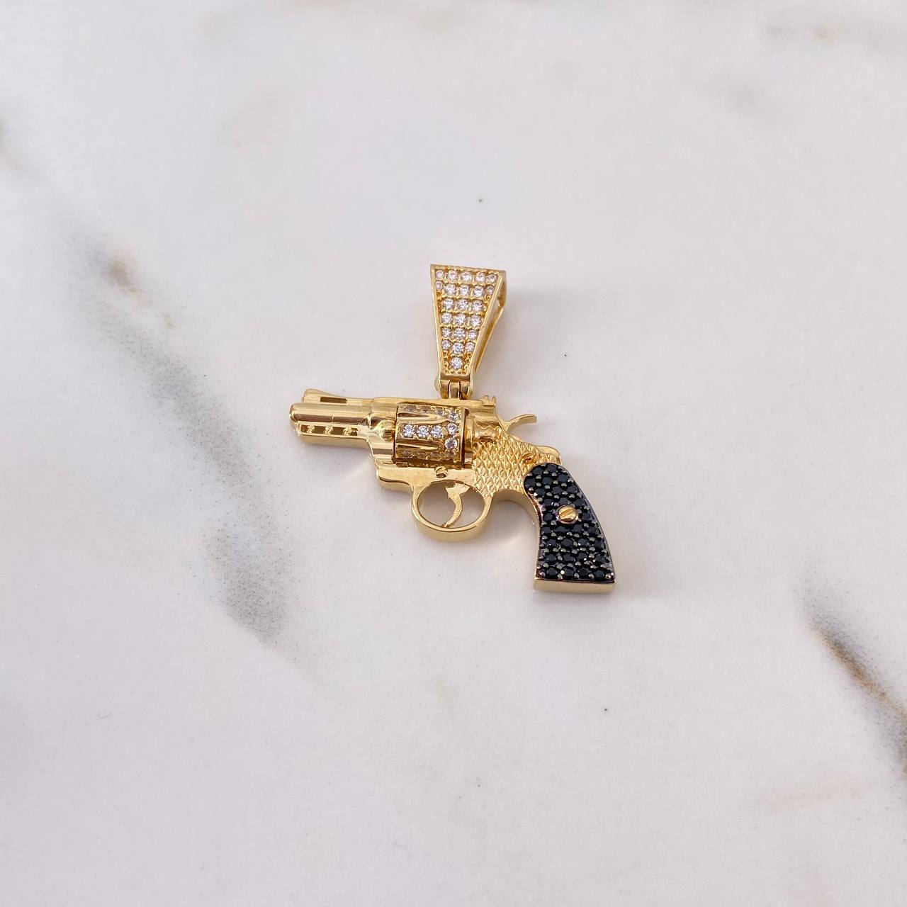 Dije Arma Revolver 4.1gr / 2.8cm / Circones Negros Blancos Dos Oros Negro Amarillo 18K $