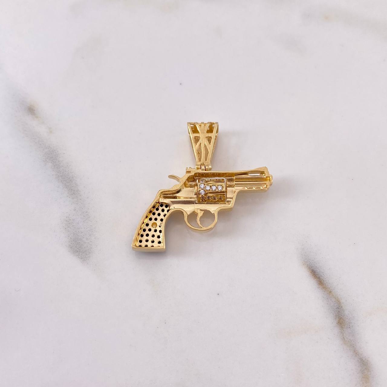 Dije Arma Revolver 4.1gr / 2.8cm / Circones Negros Blancos Dos Oros Negro Amarillo 18K $