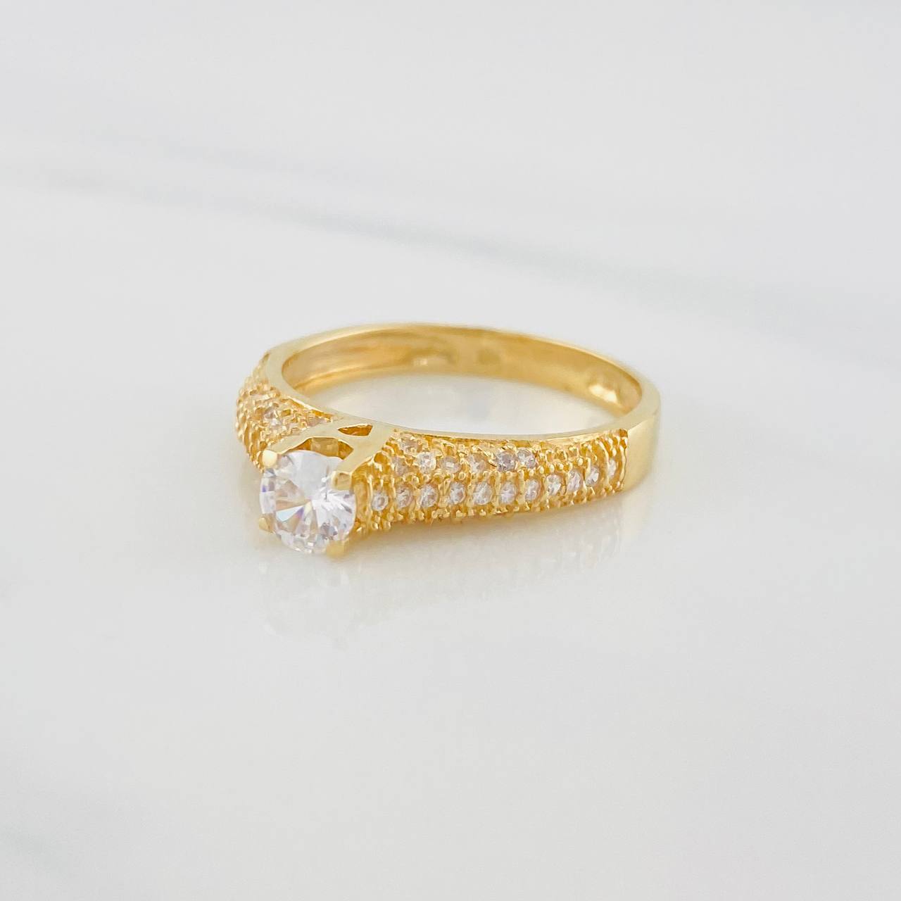 Anillo Solitario Tupido 2.9g / T7 Oro Amarillo 18K