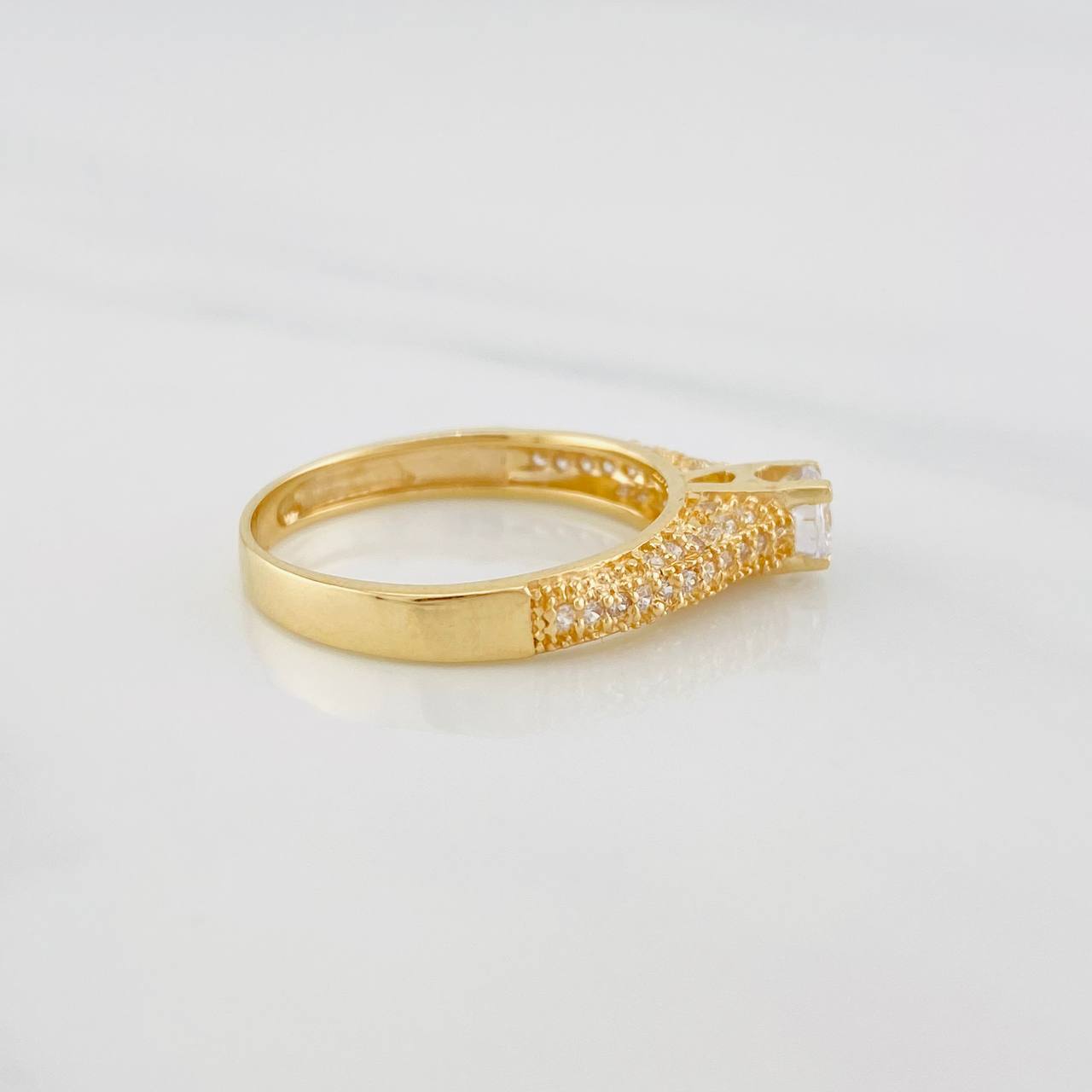 Anillo Solitario Tupido 2.9g / T7 Oro Amarillo 18K