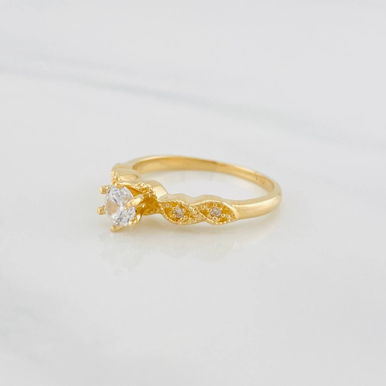 Anillo Solitario Hojas 2.75g / T6 Oro Amarillo 18K