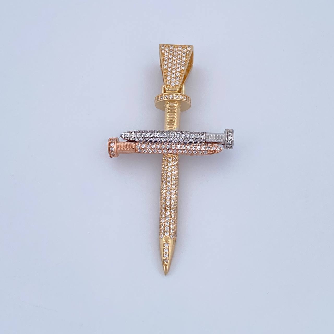 Dije Cruz Clavo 9.55gr / 5.9cm / Circones Blancos Tres Oros 18K &