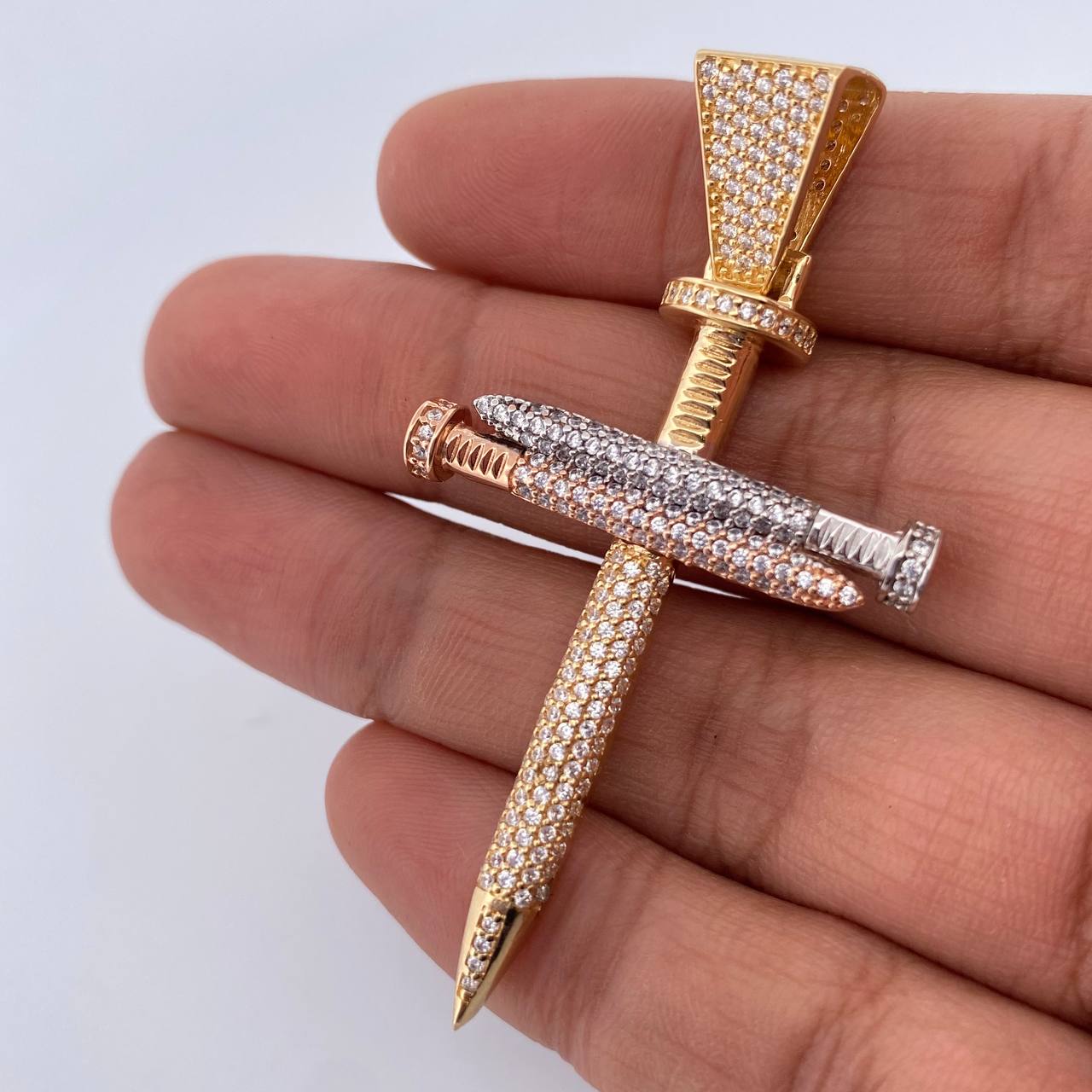 Dije Cruz Clavo 9.55gr / 5.9cm / Circones Blancos Tres Oros 18K &