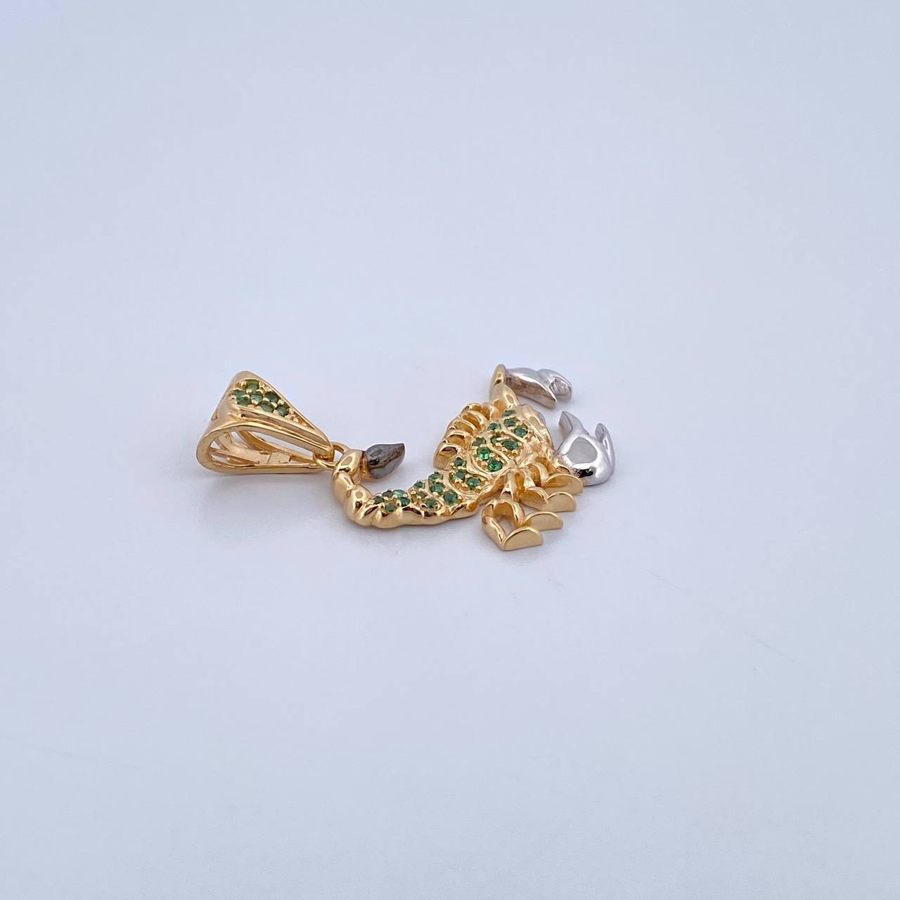 Dije Escorpion 3.65gr / 3cm / Circones Verdes Dos Oros Amarillo Blanco 18K &