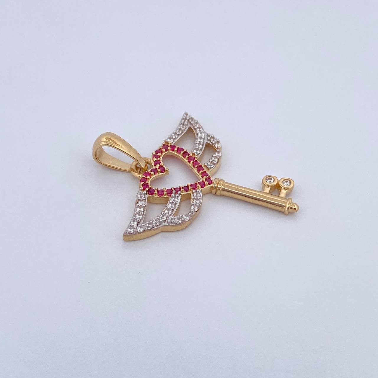 Dije Llave Corazon 2.85gr / 3.1cm / Circones Fucsias Blancos Dos Oros Amarillo Blanco 18K &
