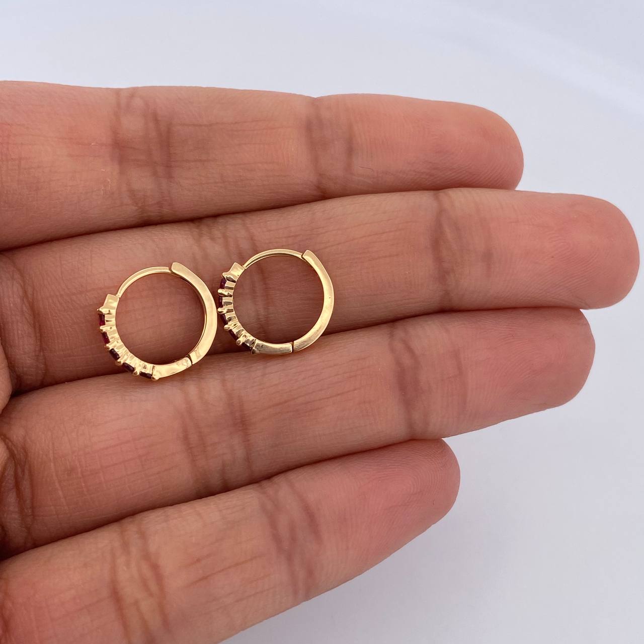 Candongas Parciales 1.05gr / 1.1cm / Rubies 20 Pts Oro Amarillo 18K (Joya) &