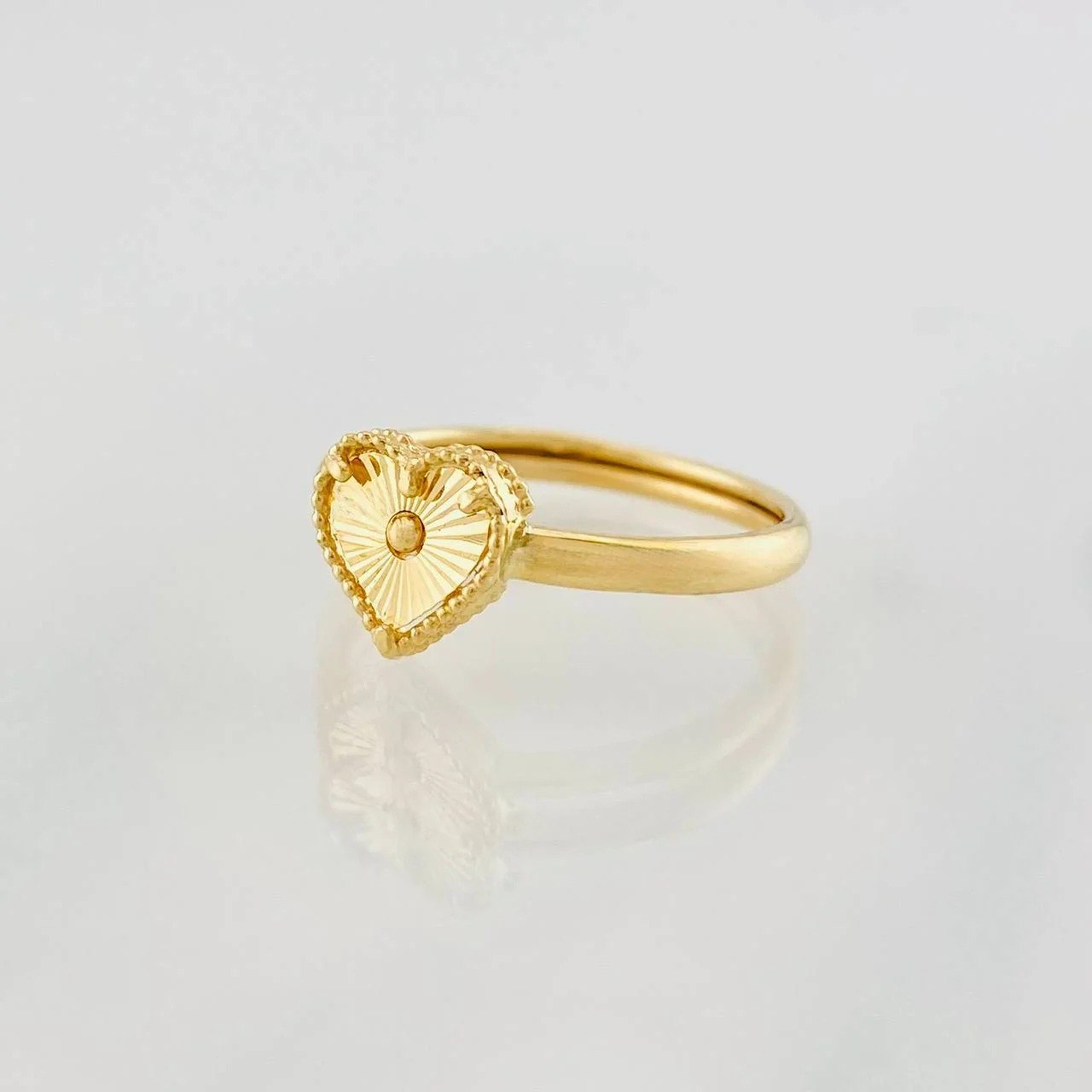 Anillo Corazón Diamantado 1g / T7 Oro Amarillo 18K