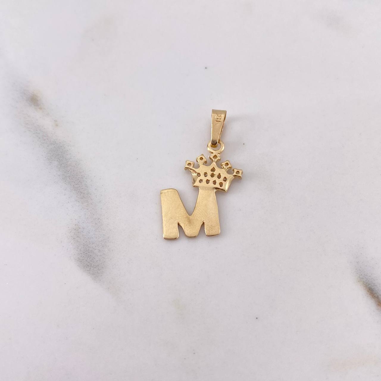 Dije Letra M Corona 1.15gr / 2.6cm / Circones Blancos Oro Amarillo 18K $