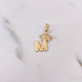 Dije Letra M Corona 1.15gr / 2.6cm / Circones Blancos Oro Amarillo 18K $