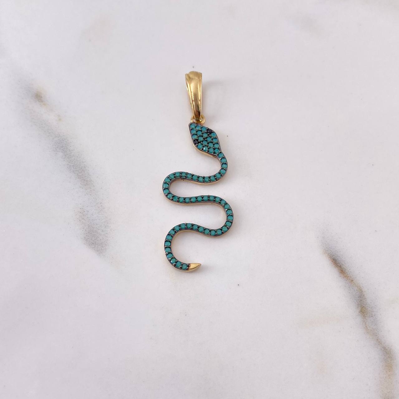 Dije Serpiente 1.95gr / 4cm / Circones Negros Verdes Dos Oros Negro Amarillo 18K $