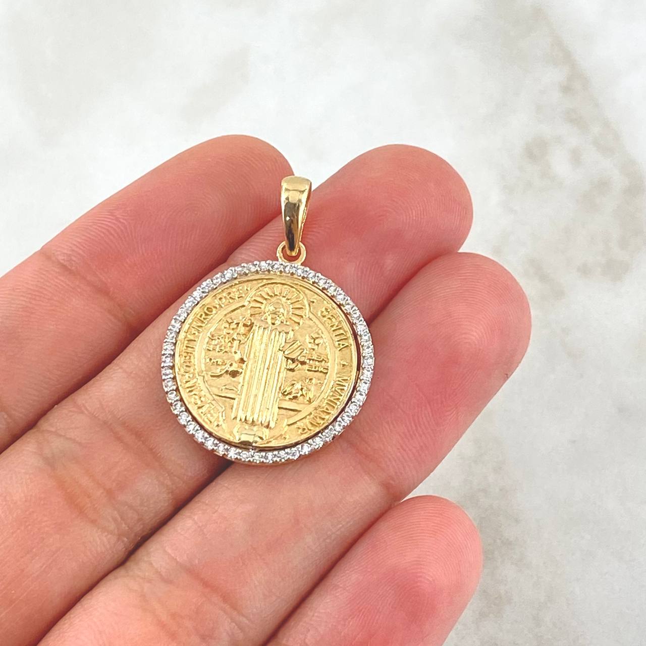 Dije San Benito Medalla 3.1gr / 2.5cm / Texturiizada Circones Blancos Oro Amarillo 18K *